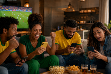 pessoas assistindo a uma partida de futebol ao vivo